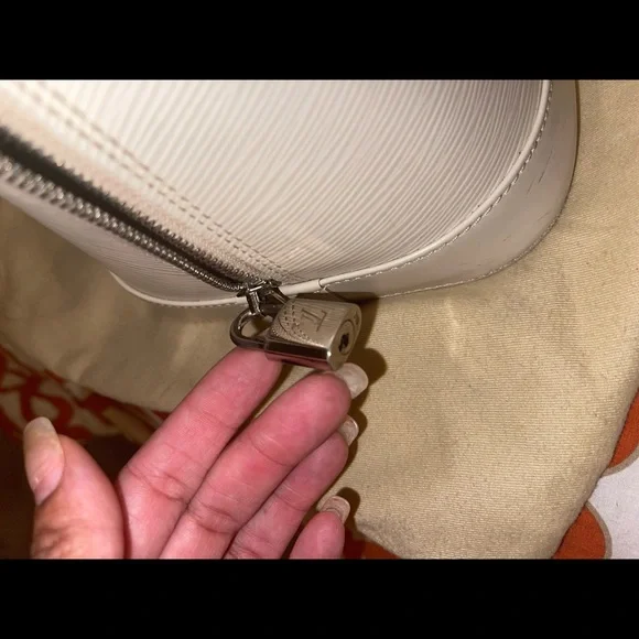 Authentic Louis Vuitton Alma Epi - Picture 7 of 8